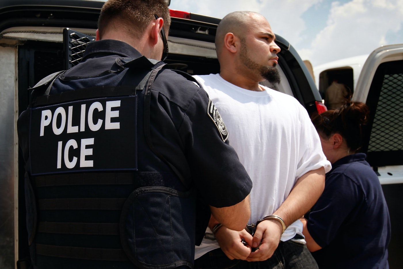 Is e police. Police Ice. Ice+Enforcement. Ice+agent. "Ice agent"+migrant.